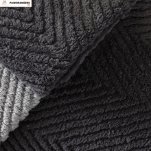 Charger l'image dans la galerie, Protège-canapé en chevron 100 % imperméable — pas juste déperlant : étanche, anti-griffes, anti-poils et anti-taches.