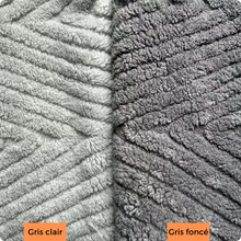 Charger l'image dans la galerie, Protège-canapé en chevron 100 % imperméable — pas juste déperlant : étanche, anti-griffes, anti-poils et anti-taches.