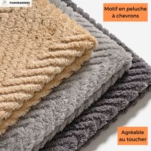 Charger l'image dans la galerie, Protège-canapé en chevron 100 % imperméable — pas juste déperlant : étanche, anti-griffes, anti-poils et anti-taches.