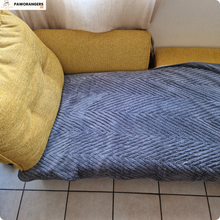 Charger l'image dans la galerie, Protège-canapé en chevron 100 % imperméable — pas juste déperlant : étanche, anti-griffes, anti-poils et anti-taches.