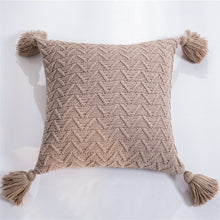 Charger l&#39;image dans la galerie, Housse de coussin matelassée tricotée en forme de chenille – Confort et élégance

