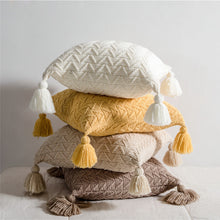 Charger l&#39;image dans la galerie, Housse de coussin matelassée tricotée en forme de chenille – Confort et élégance
